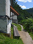 An der Kirchenmauer