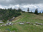 Vom Gipfel wandern wir zum Sattel zurück...