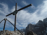 Metallkreuz am Hundskopf