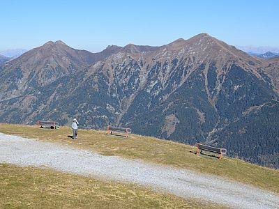 Der Ausblick nach Nordosten zum Geißkarkopf und zum Gamskarkopf