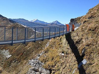 ... ,dieses ist über eine Stahlbrücke mit dem Grat verbunden