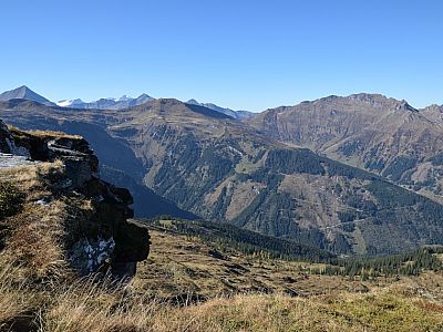 Im Westen sind der Kalkbrettkopf und die Türchlwand die nächsten Nachbarn