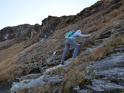 Hier wird es ein wenig steiler, aber ein Seil ...