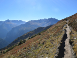 Der Weg schlängelt sich in weiten Serpentinen ....