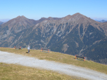 Der Ausblick nach Nordosten zum Geißkarkopf und zum Gamskarkopf