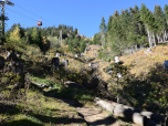 Meist führt der steile Pfad direkt unter der Seilbahn in die Höhe