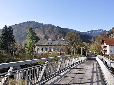 Fußgängerbrücke am Bahnhof