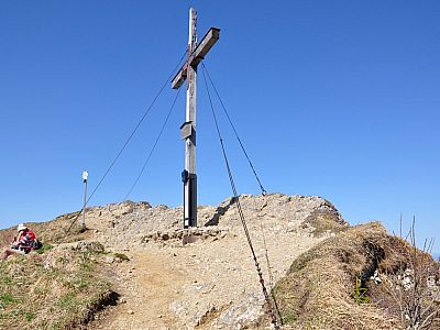 trennt uns vom Gipfelkreuz des Steinebergs