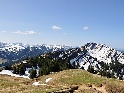 Der Stuiben (1749 m) rückt näher