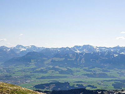 Blick über das Illertal zum Großen Daumen
