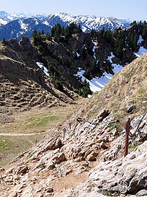 Am Drahtseil geht es kurz bergab