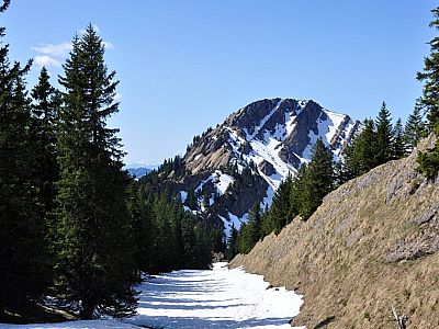 Durch den Schnee nochmal bergab
