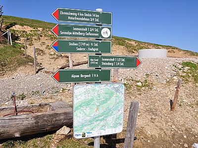 Vorbildlich: Wegweiser mit Karte