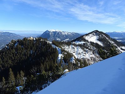 Der Blick zurück auf das Kreuzeckhaus, die Kreuzalm und das Kreuzjoch