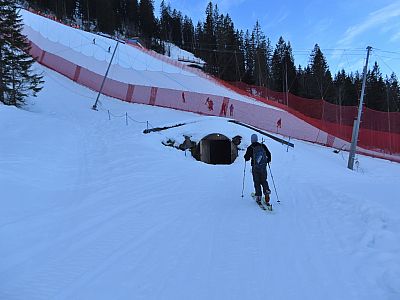 ... befindet sich ein Tunnel, ...