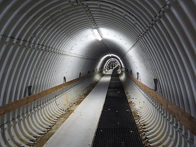 ,... durch den wir gefahrlos auf die andere Pistenseite gelangen.