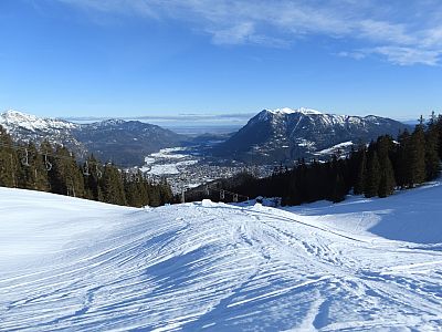 Der Blick nach Nordosten auf Partenkirchen und das Estergebirge