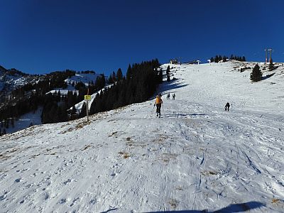 Am linken Pistenrand setzen wir unseren Aufstieg fort