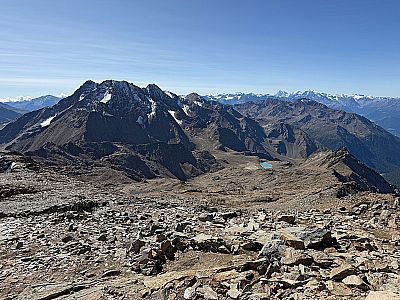 Hinter der Saldurspitze zeigen sich der Cevedale, die Königsspitze und der Ortler