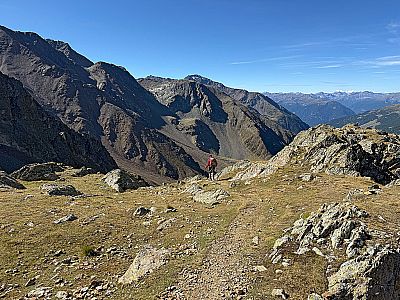 ...wandern wir in südwestlicher Richtung bergab
