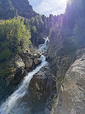 ...zu einem tosenden Wasserfall hinunter