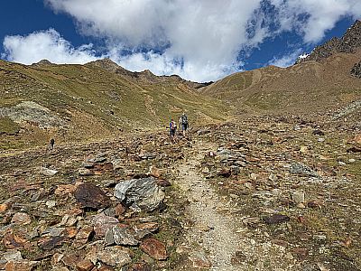 Wir wandern zuerst ein Stück nach Nordosten