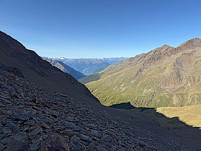 Unser Steig liegt am Morgen noch im Schatten