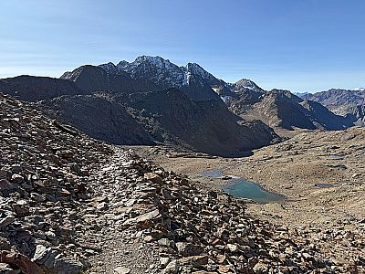 Mit Blick auf die Saldurspitze wandern wir südostwärts