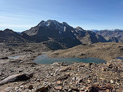 Blick über das Gewässer zur Saldurspitze