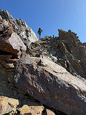 Steiler Anstieg im brösligen Terrain