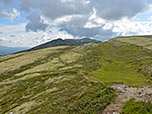 Blick vorbei am Middagshaugen zum Tjønnsæterfjellet