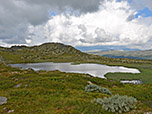 Schöner Bergsee am Fuße des Geitryggen