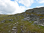Wir steigen links des Gratausläufers des Tjønnsæterfjellet bleibend bergauf