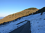 Mit Blick auf den Sulten wandern wir in Kehren bergab...