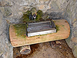 Hier tröpfelt das Schwefelwasser aus der Quelle