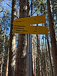 Am Rücken stoßen wir auf einen Wegweiser...