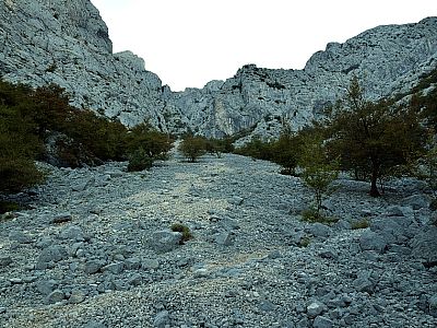 Mühsam kämpfen wir uns durch den Schotter hoch