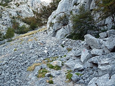 Am rechten Rand des Schotterfeldes stoßen wir wieder auf eine Markierung