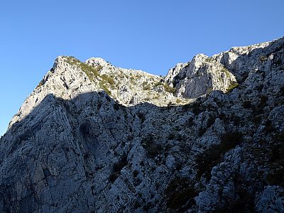 Mittlerweile hat die Sonne auch die Felsen über uns erreicht
