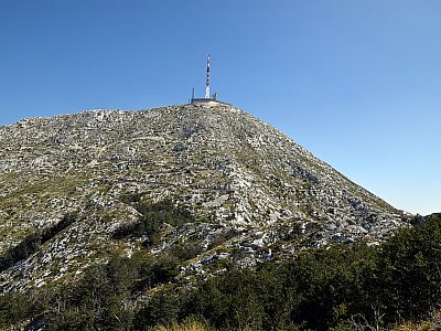 Deutlich ist die Passtrasse zu sehen, die zum Gipfel führt