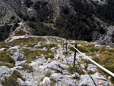 Der Aufstiegsweg und die  Passstraße. 