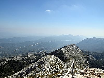 Gut sichtbar ist die Autobahn A1, die sich hier im Osten nach Süden schlängelt.