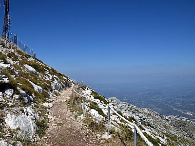 Auf einem gut ausgebautem Weg kann man den Gipfel umrunden