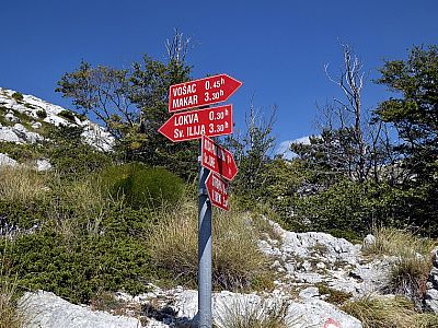 ... Wegweiser treffen, an dem wir uns von oben kommend links Richtung Vosak halten. 