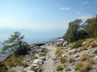 ... bei grandioser Aussicht die Hänge des Biokovo-Gebirge hinunter.