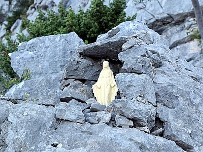 Eine kleine Madonna am Wegesrand