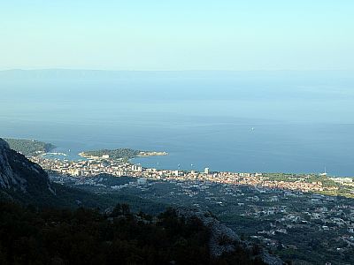 Die Morgensonne erreicht die Bucht von Makarska