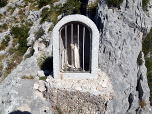 Eine kleine Madonna hinter Gitter, "madonnenhaft" eben.