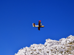An diesen Tag flogen ständig Löschflugzeuge über den nahen Felsrand