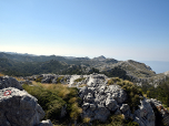 Der Ausblick nach Süden über die hüglige Landschaft zum Vosac